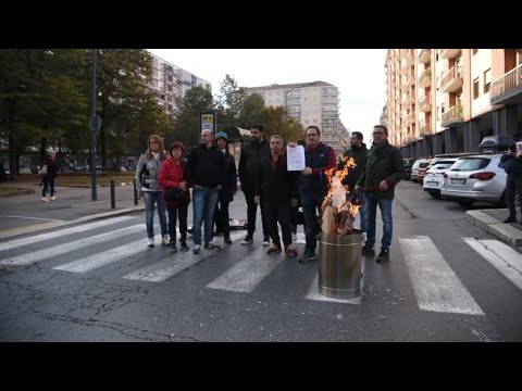Torino, la protesta dei negozianti: incrocio bloccato e bollette bruciate