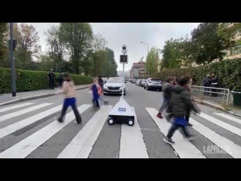 Milano sperimenta IPA2X, il robot che aiuta i pedoni ad attraversare la strada