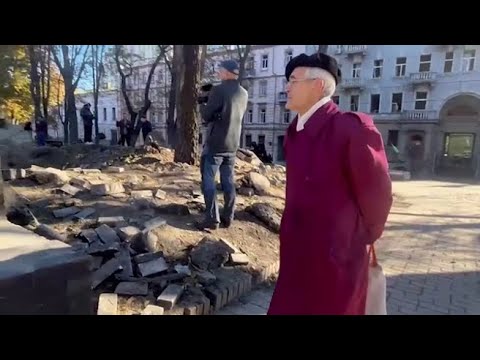 Kiev, il direttore d’orchestra commosso davanti alla voragine del parco giochi: «Resto qui, il…