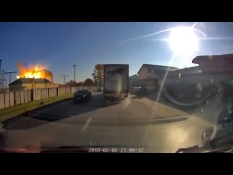 Ucraina, un missile russo colpisce Leopoli: le immagini da un’auto
