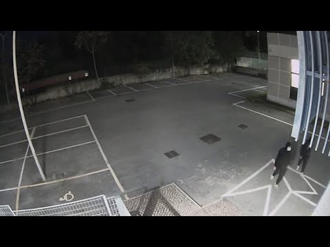 Roma, colpo fallito alle Poste. Così i ladri strisciano lungo i muri