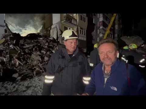 Missili sui palazzi di Zaporizhzhia, i soccorritori da ore al lavoro: «Decine di vittime»