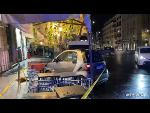 Un’auto travolge i tavolini di un bar in piazza Barberini a Roma
