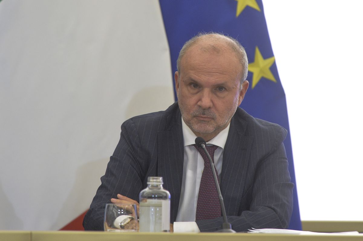 Sanità, Schillaci “Stipendi migliori a chi passa più ore in corsia”