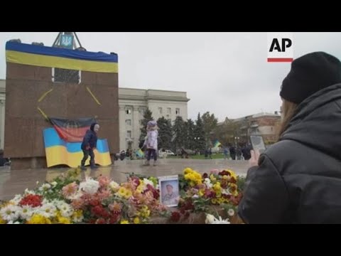 Kherson, la folla in festa e gli abbracci ai soldati. «Siamo davvero liberi»