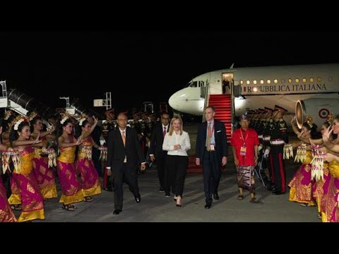 G20, l’arrivo di Giorgia Meloni a Bali, accolta da danzatrici