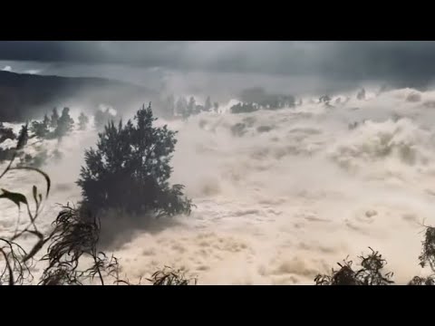 Alluvione in Australia, la diga non regge la furia del torrente: enorme massa d’acqua invade i…