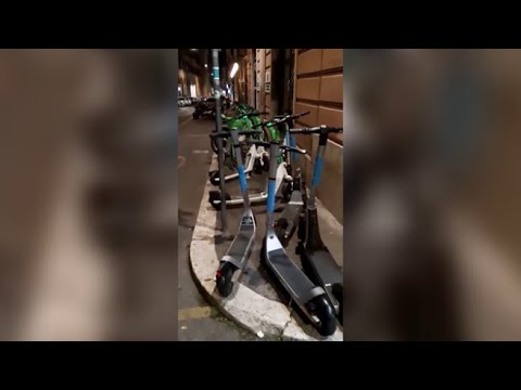 Via Torino, marciapiede invaso dai monopattini: «Disagi per chi è in carrozzina»