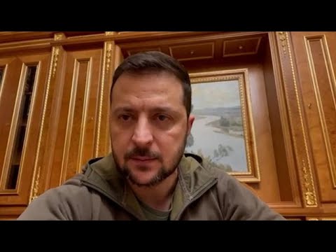 Il videomessaggio di Zelensky: «I russi bombardano tutte le nostre città»