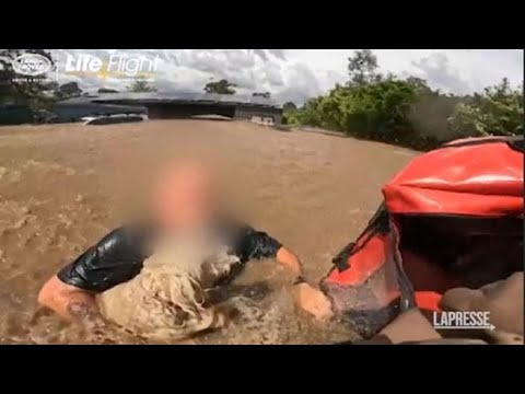 Inondazioni in Australia, il salvataggio di una famiglia con l’elicottero