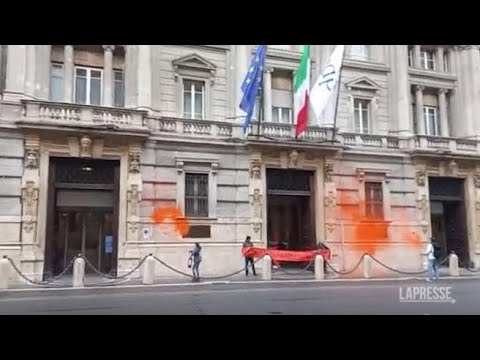 Attivisti di Ultima Generazione hanno spruzzato di vernice arancione la sede delle Cassa…