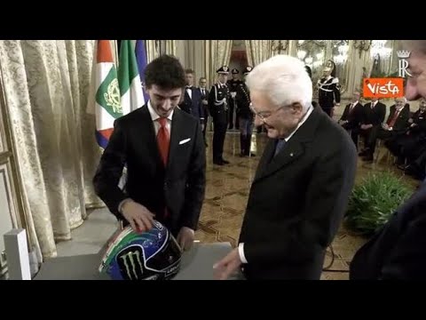 Il campione di MotoGp Bagnaia regala un casco a Mattarella