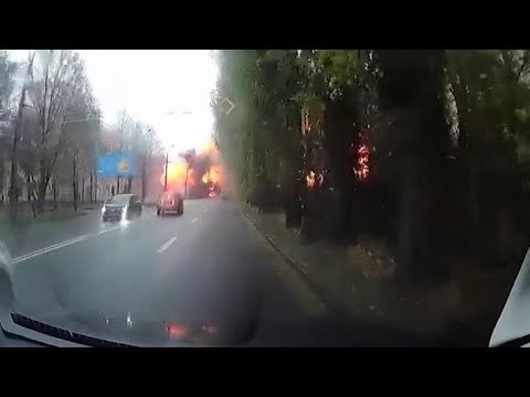 Ucraina, una bomba russa esplode in mezzo alla strada a Dnipro
