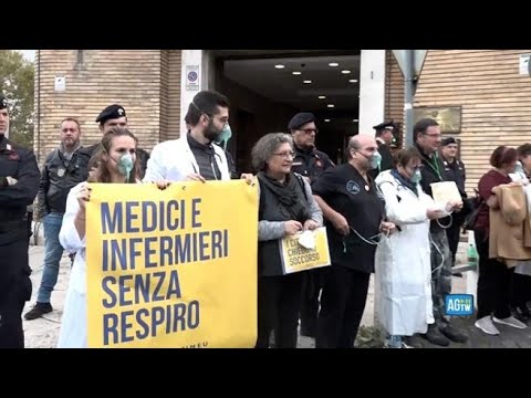 Roma, medici e infermieri in piazza: «Aumenta il numero di chi si licenzia, siamo pochi. Il…