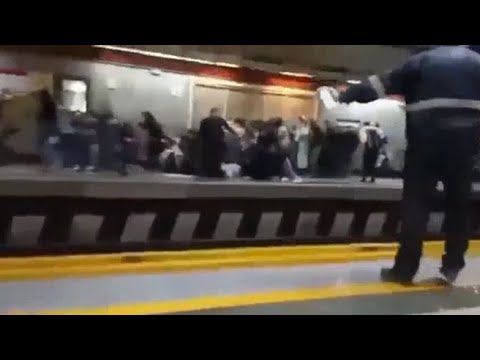 Iran, la polizia spara sui manifestanti nella metropolitana di Teheran