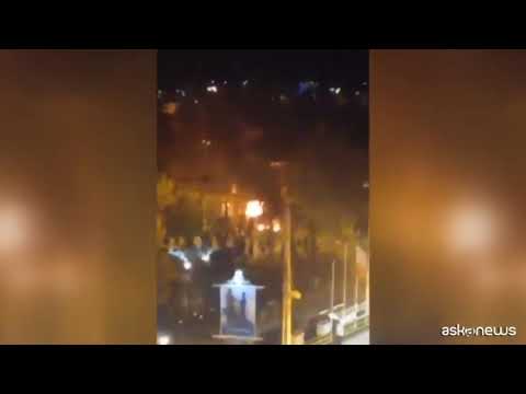 Iran: manifestanti appiccano fuoco alla casa-museo di Khomeini