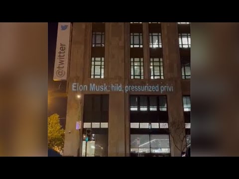 Insulti a Elon Musk proiettati sulla facciata del quartier generale di Twitter