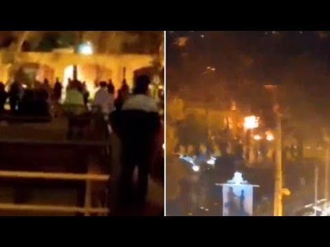Iran, i dimostranti danno fuoco alla casa museo di Khomeini