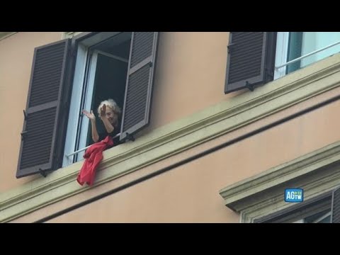 Roma, applausi dalla finestra agli studenti in corteo nel centro storico