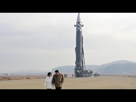 Kim Jong-Un mostra per la prima volta la figlia in pubblico e la porta a vedere il «missile…