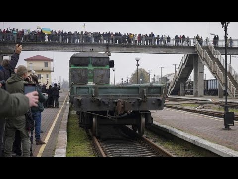 A Kherson arriva il primo treno da Kiev dall’inizio della guerra: cori di gioia dei cittadini