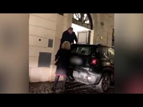 Luciano Nobili intrappolato in casa da un’auto: si arrampica per uscire dal portone