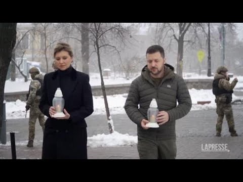 Zelensky e la first lady Olena rendono omaggio ai “Cento Eroi Celesti”