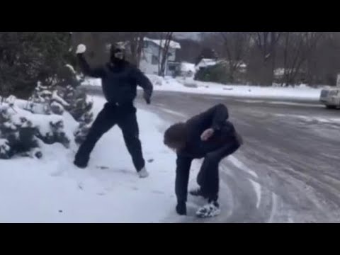 Maneskin, la battaglia a palle di neve di Victoria e Damiano sulle strade americane