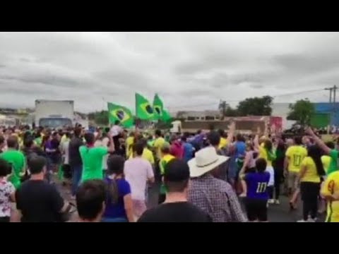 Brasile, auto travolge una folla di sostenitori di Bolsonaro: 16 feriti