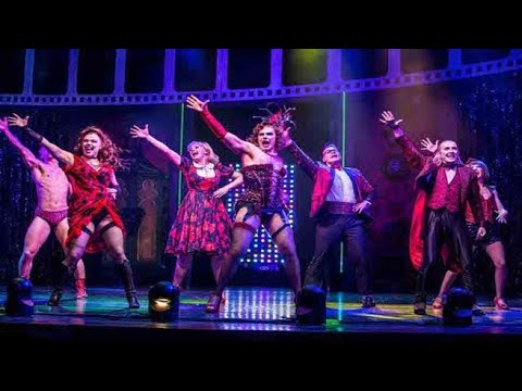 Rocky Horror Show, inno rock alla trasgressione. Tra il pubblico molti in calze a rete e corsetto