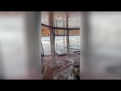 Maltempo, mareggiata a Fregene «L’acqua arriva sulle strade»