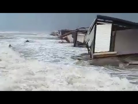 Maltempo nel Lazio, stabilimenti spazzati via della forza delle onde