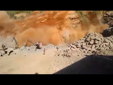 India, il momento del crollo di una cava di pietra e la fuga dei lavoratori per mettersi in salvo