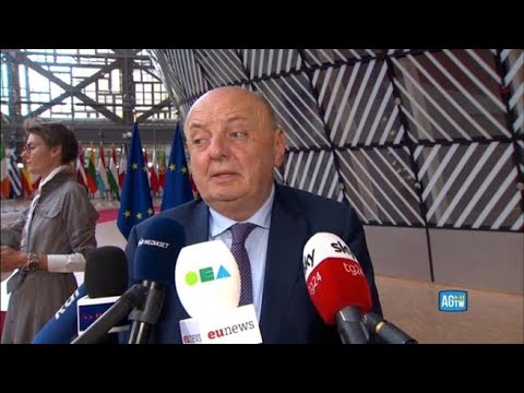 Giornalista: «Do you think it’s possible to find a compromise between the two caps?». E Pichetto…