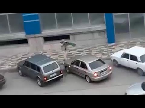 Russia, il video dell’uomo che spara sui passanti a Krymsk