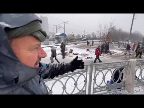 Kiev al gelo, il mercato dei poveri sotto la neve: «Dove gli ucraini cercano di vendere…