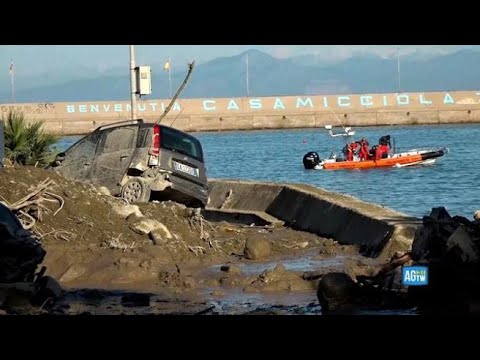 Frana Ischia, la rimozione delle auto travolte dal fango