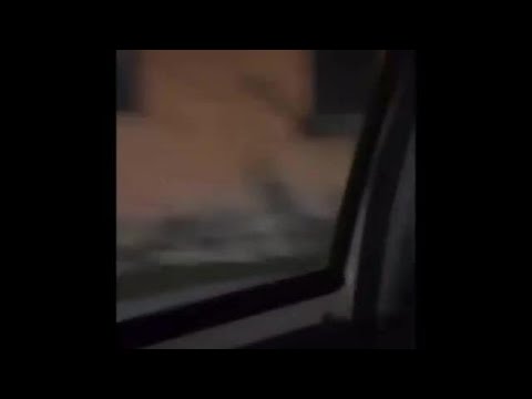 Via Portuense: guida il monopattino con una mano e con l’altra tiene una valigia. Un circense?