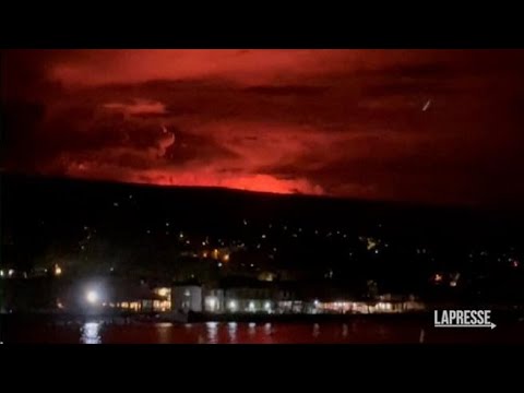 Hawaii, la spettacolare eruzione del gigantesco Mauna Loa