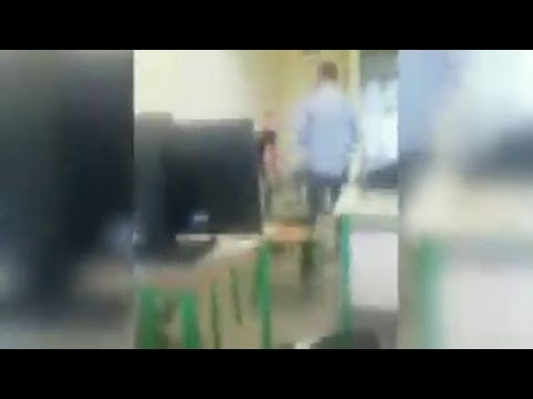 Il video del pugno del professore di Pontedera all’alunno che lo deride: sospeso