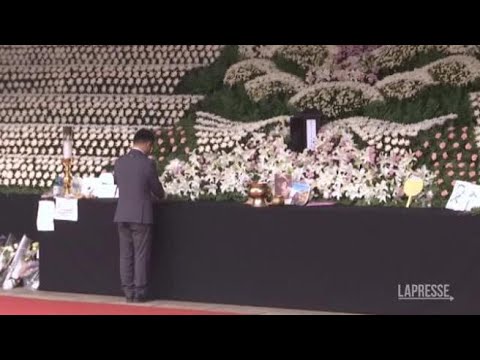 Seul, fiori bianchi e un altare per ricordare le oltre 150 vittime di Halloween