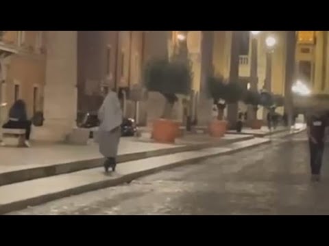 Via della Conciliazione, la suora in monopattino stupisce i passanti
