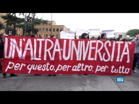 Università La Sapienza, studenti in corteo: «Noi da qui non ce ne andiamo»