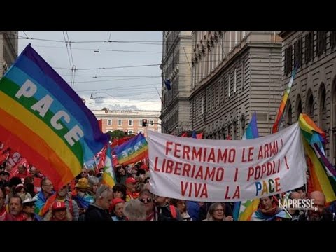 «Fermiamo la guerra», in migliaia alla marcia per la pace in Ucraina