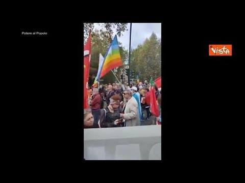 «Fuori l’Italia dalla Nato»: il coro dei manifestanti al corteo per la pace a Roma