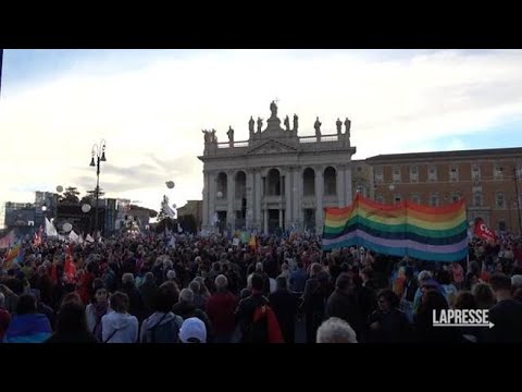 Ucraina, in migliaia per la pace: gremita piazza San Giovanni a Roma
