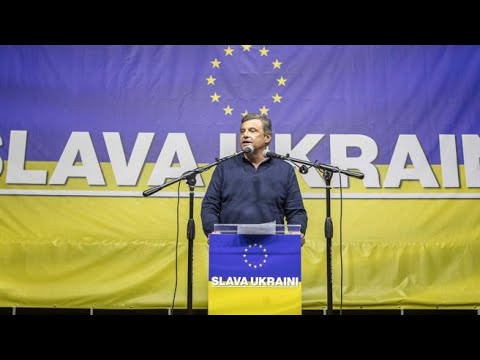 Calenda canta «Bella ciao» a modo suo: «Ho sbagliato? Allora la rifaccio»