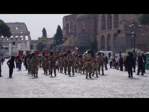 Lele, star delle fanfare dei Bersaglieri a sette anni: «Alle adunate c’è la fila per scattare…