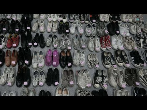 Corea del Sud, le scarpe delle vittime della tragedia raccolte in una palestra di Seul