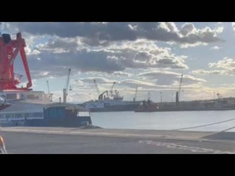 Geo Barents entra in porto a Catania: la nave si avvicina alla banchina per lo sbarco dei…